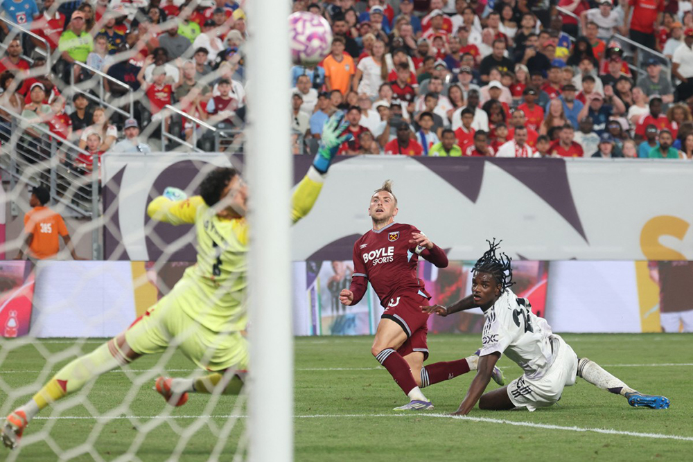 Jarrod Bowen of West Ham United scores the team's first goal past Ayden Heaven and Altay Bayindir of Manchester United during the Premier League Summer Series match between Manchester United and West Ham United FC at MetLife Stadium on July 26, 2025. (AFP photo)