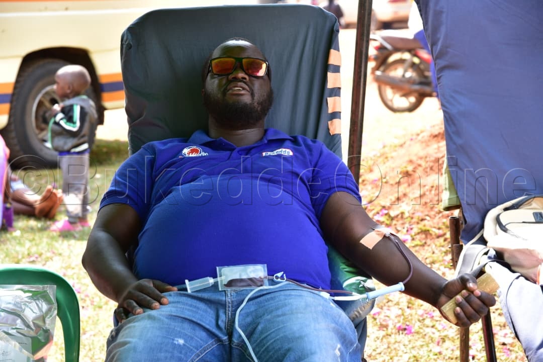 Mwotta, omu ku bakulira bakitunzi ba kkampuni ya Vision Group ng'awaayo omusaayi e Buwama