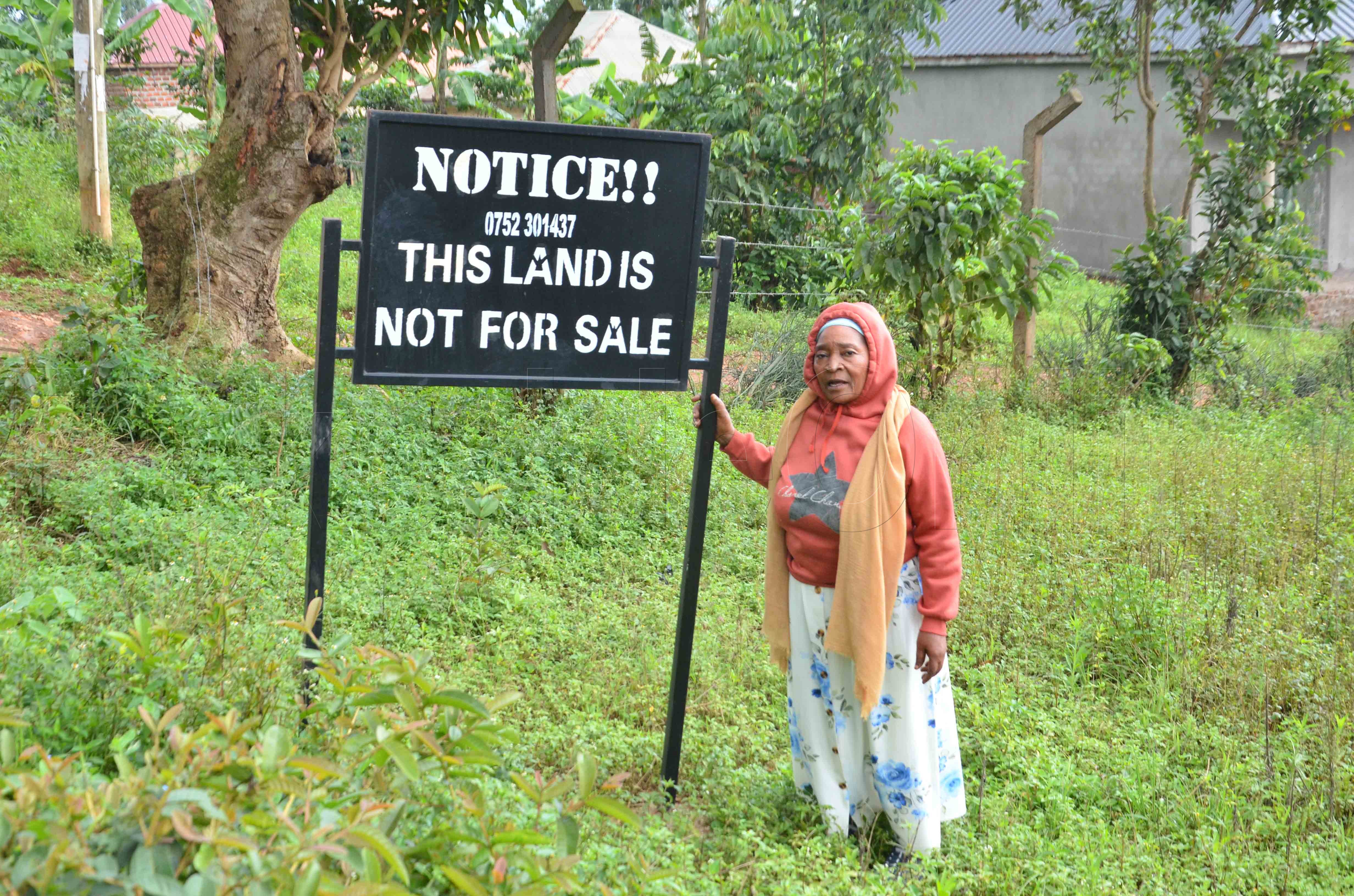 Omukadde ng'alaga ettaka 