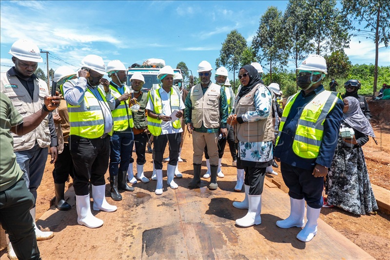 The KCCA executive director, Hajati Sharifa Buzeki (2nd R), speaking to some of the representatives of companies competing to recycle Buyala garbage. This was at the site in Mpigi district. (Credit: Juliet Waiswa)