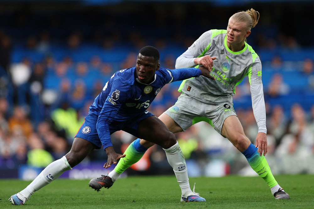 Chelsea's Ecuadorian midfielder #25 Moises Caicedo (L) and Manchester City's Norwegian striker #09 Erling Haaland compete during the English Premier League football match between Chelsea and Manchester City at Stamford Bridge in London on April 12, 2026. 