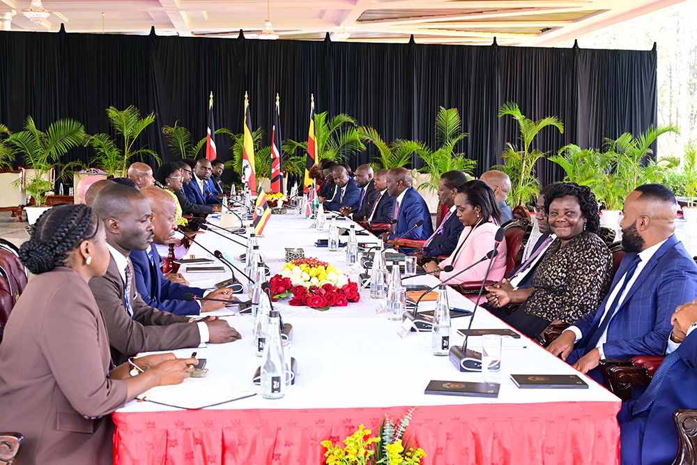 President Museveni and President Ruto holding bilateral talks attended by ministers and officials from Both Uganda and Kenya governments at Nairobi State House on Wednesday. (PPU) 