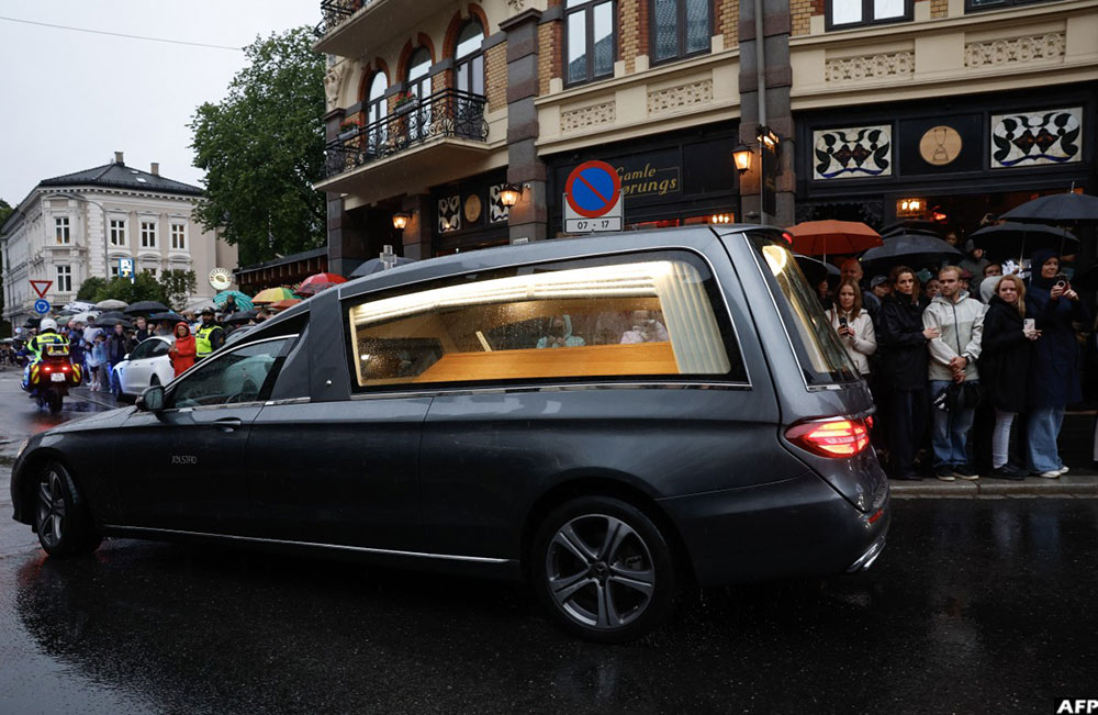 Mourners watch as the hearse carrying late King Harald V of Norway makes its way through Oslo towards the Royal Palace in Oslo, Norway, on August 28, 2026.
