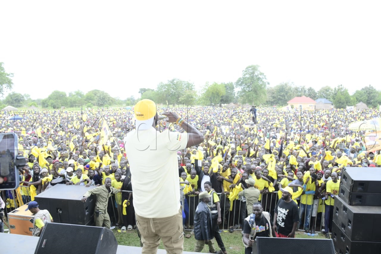 Eddie Kenzo ng'akuba abantu ba Obongi district omuziki