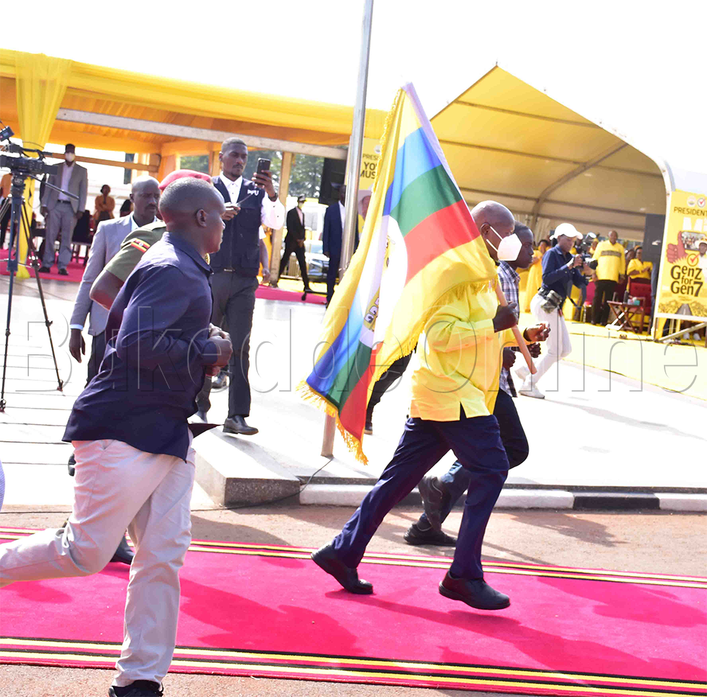 Pulezidenti Museveni ng'akajjuza e Kololo