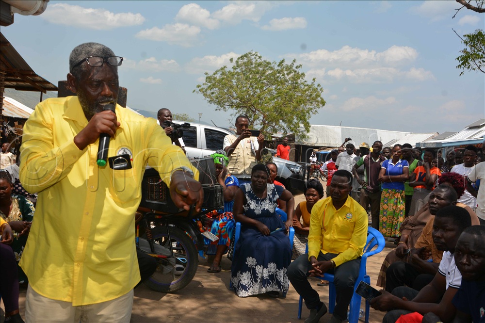 Emmanuel Bisemeza, the Kyangwali LC3 Chairman addressing the fishermen. 
