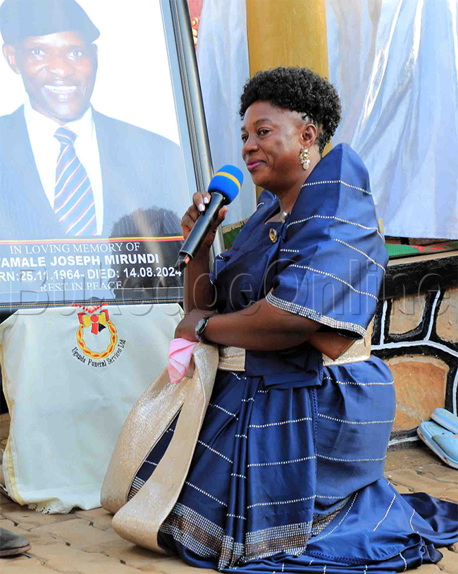 Nnamwandu wa Tamale Mirundi Florence Namayanja era nga ye maama wa Tamale Mirundi Jr ng'afukamidde wansi okwebaza abantu olw'okubaawo mu kujjukira omugenzi Tamale Mirundi