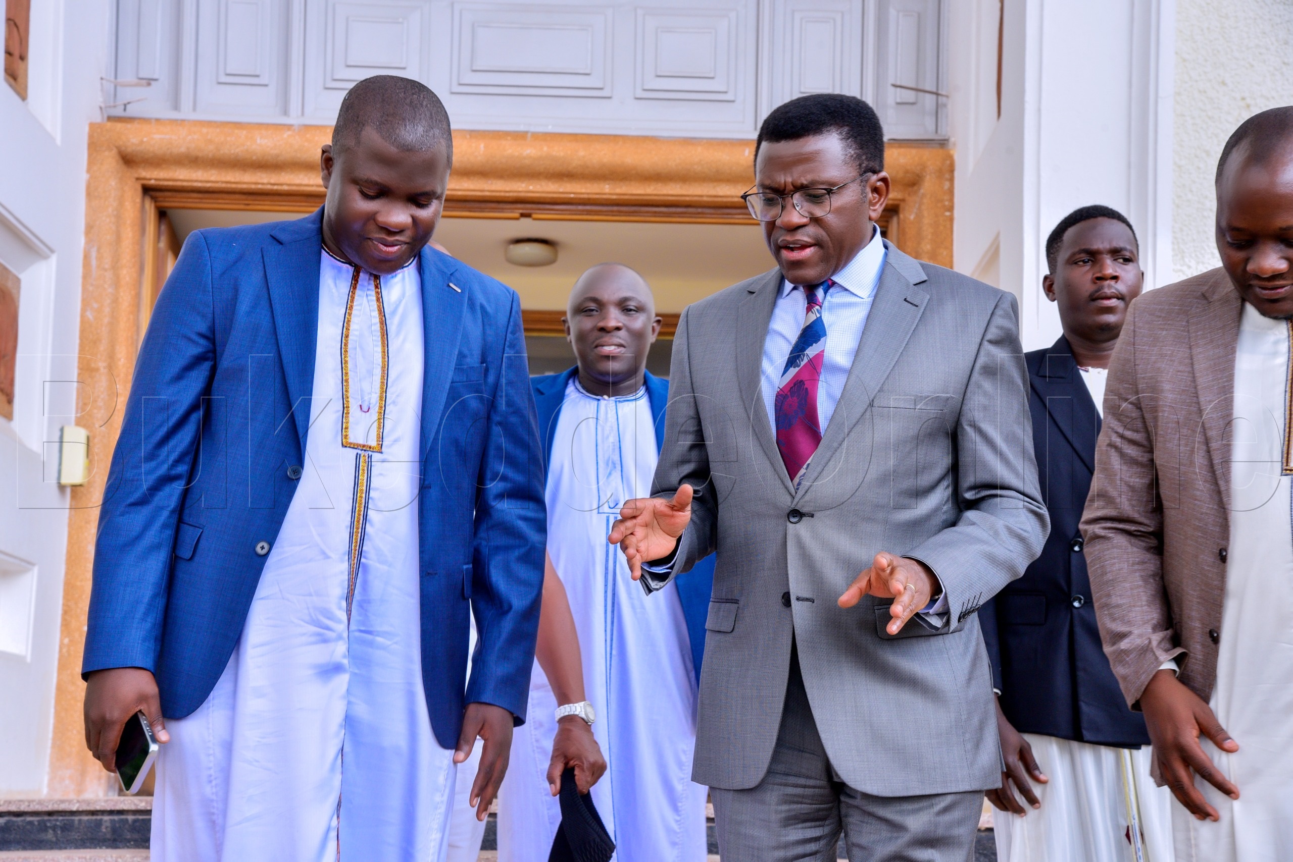 Katikkiro ng'anyumyamu ne B-Clara e Bulange Mmengo