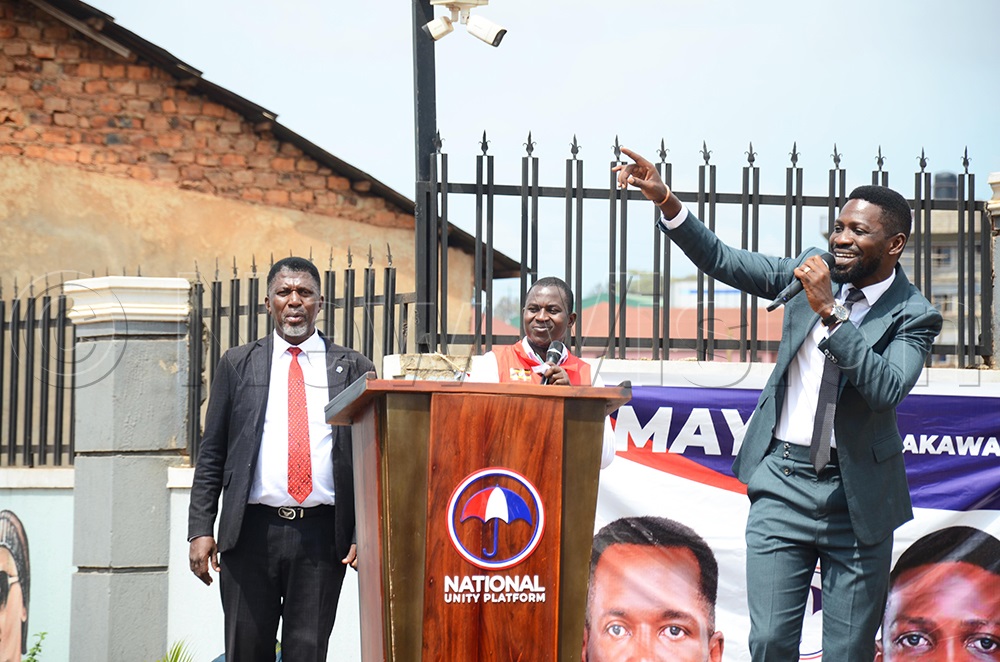 (L-R) Lord Mayor flagbearer Eng. Ronald Balimwezo, NUP head of mobilisation, Habib Buwembo and NUP president Robert Ssentamu Kyagulanyi addressing Kampala flag bearers. (Photo by Isaac Nuwagaba)