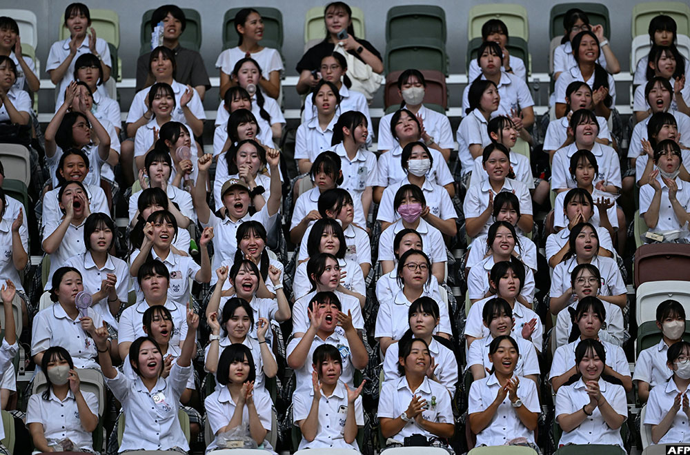 Spectators cheer in the stands as they watch the mixed 4x400m relay heats during the World Athletics Championships in Tokyo on September 13, 2025.