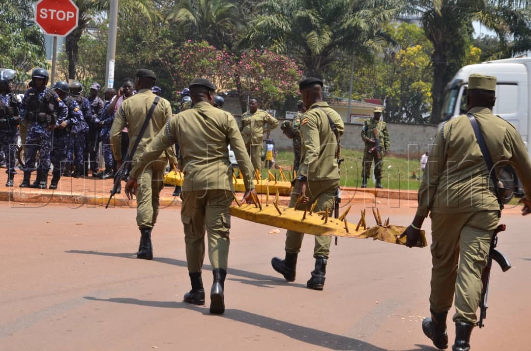 Poliisi ng'esuula emisanvu mu kkubo