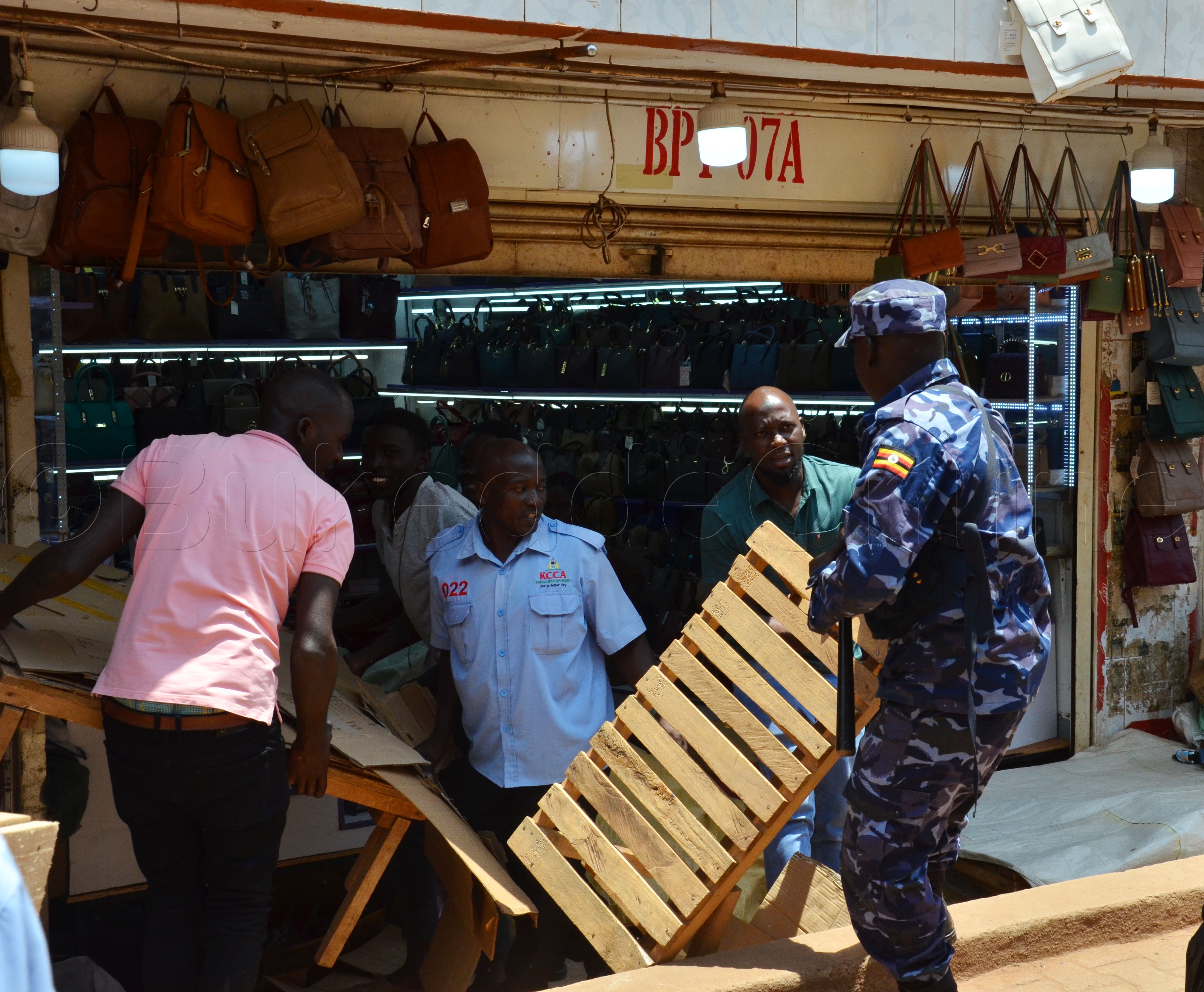 Omuserikale ng'aggyawo ekimu ku bimeeza okuteekebwa ebintu ebitundibwa ku mbalaza.