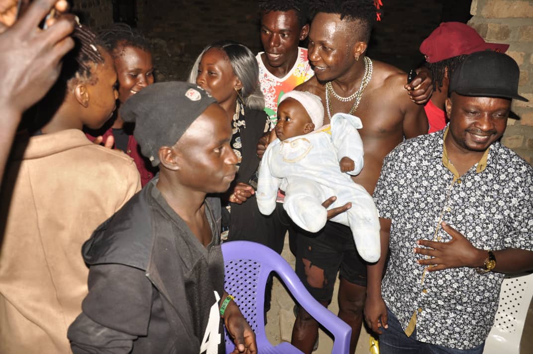 Kabakko nga bamukwasizza omwana omuwere nti bamumuwadde ye kitaawe