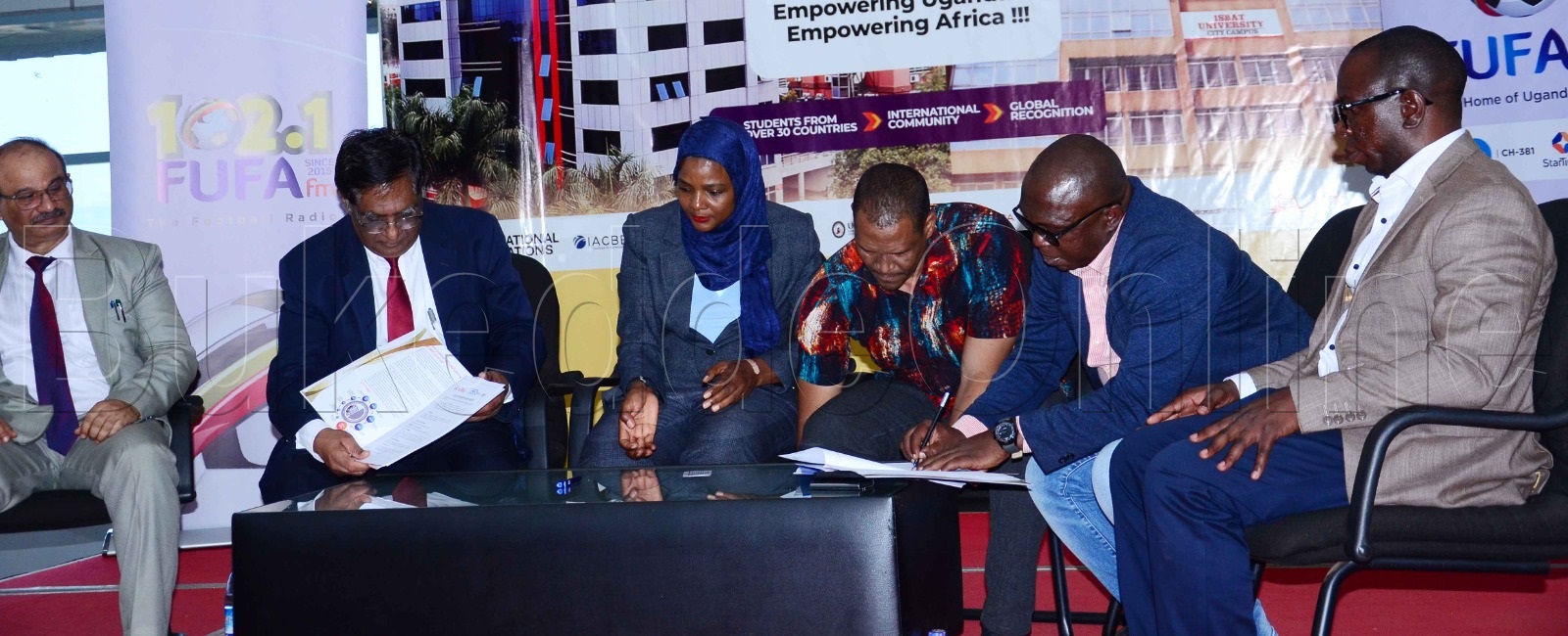 Abakungu ba University n'aba FUFA nga bassa omukono ku ndagaano