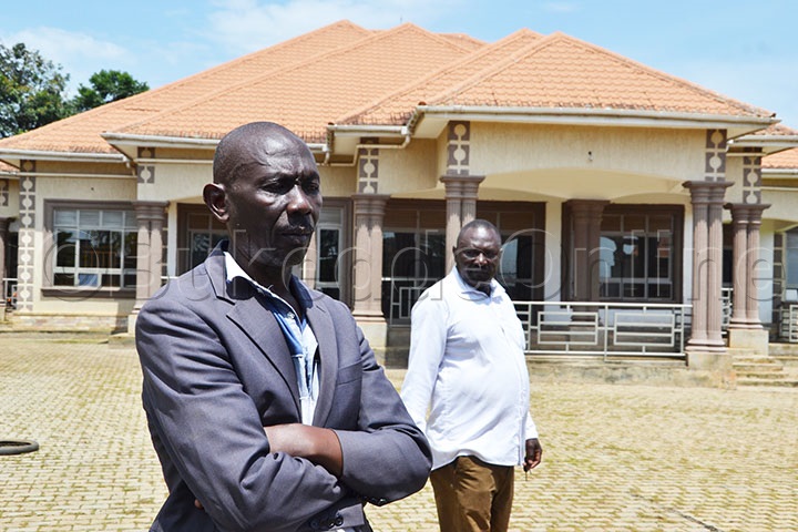 Mugerwa Nga Bimusobedde,emabega Ye Ssentebe W'ekyalo Verus Sserwoga.