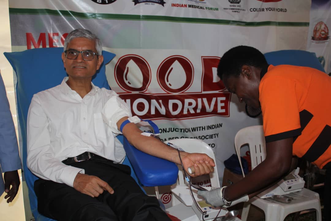 Omubaka wa Buyindi muggwanga Shri Ajay Kumar ng'agaba omusaayi