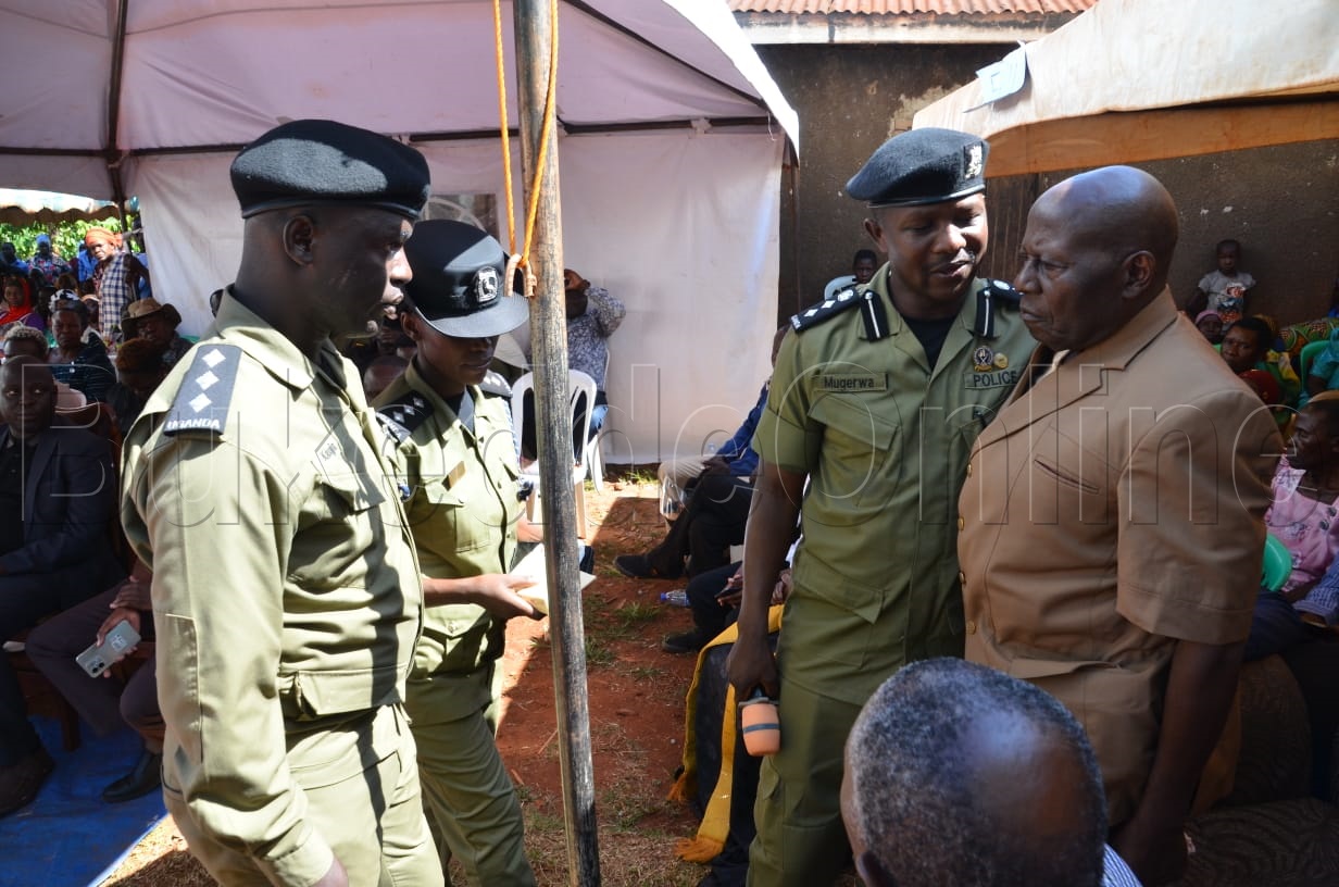 Abasirikale nga bali ne Taata womugenzi