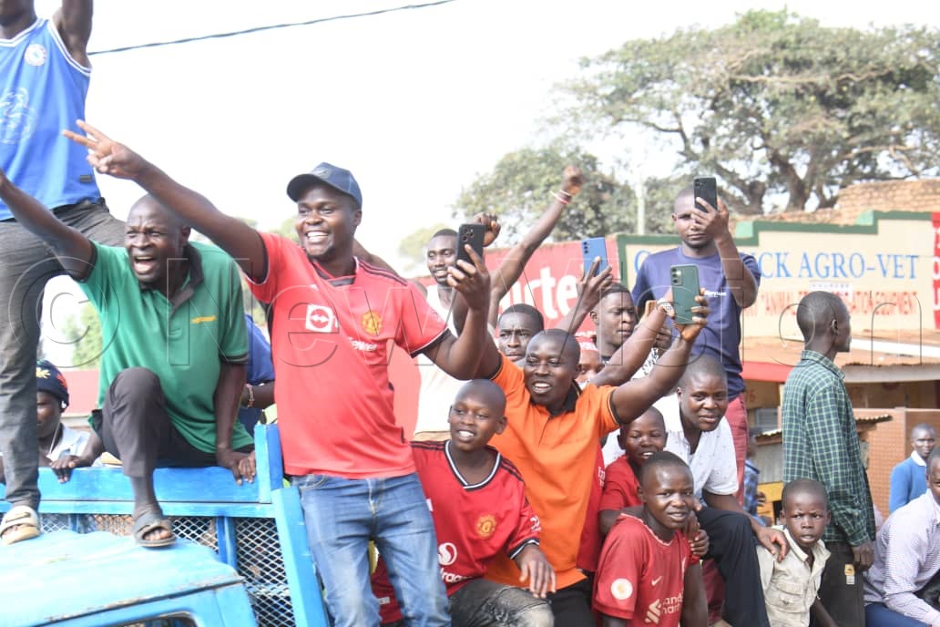 Residents cheering Kyagulanyi. (Credit: Ponsiano Nsimbi)
