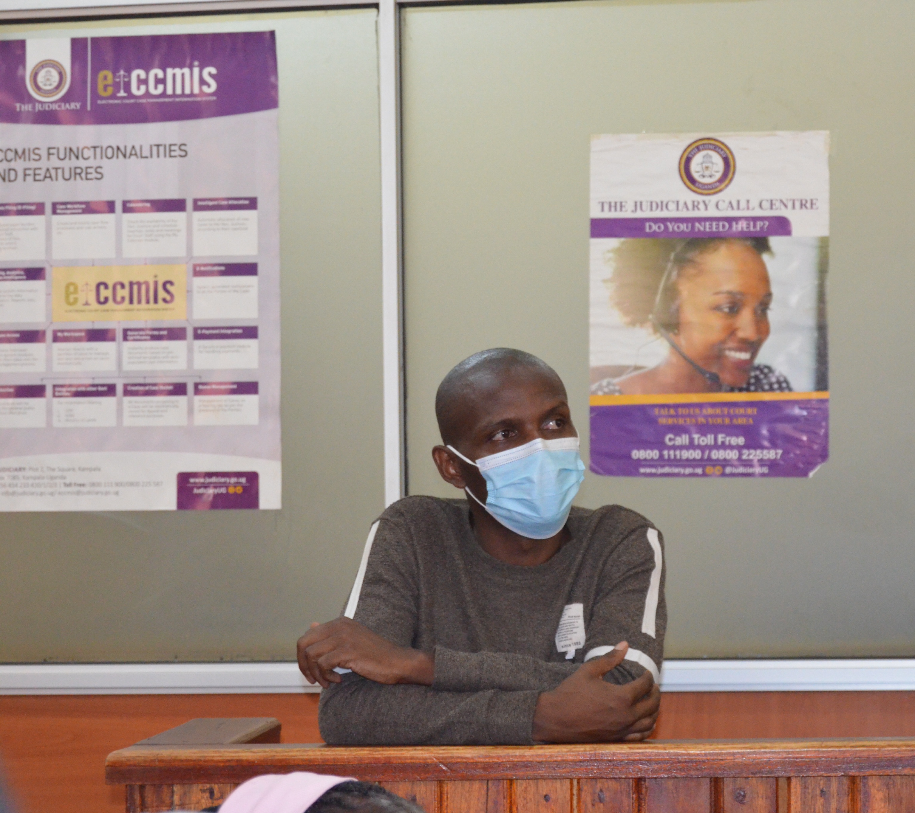 Asiimwe nga yeebikkiridde masiki mu kaguli ka kkooti.ti Ya Cityhall (3)