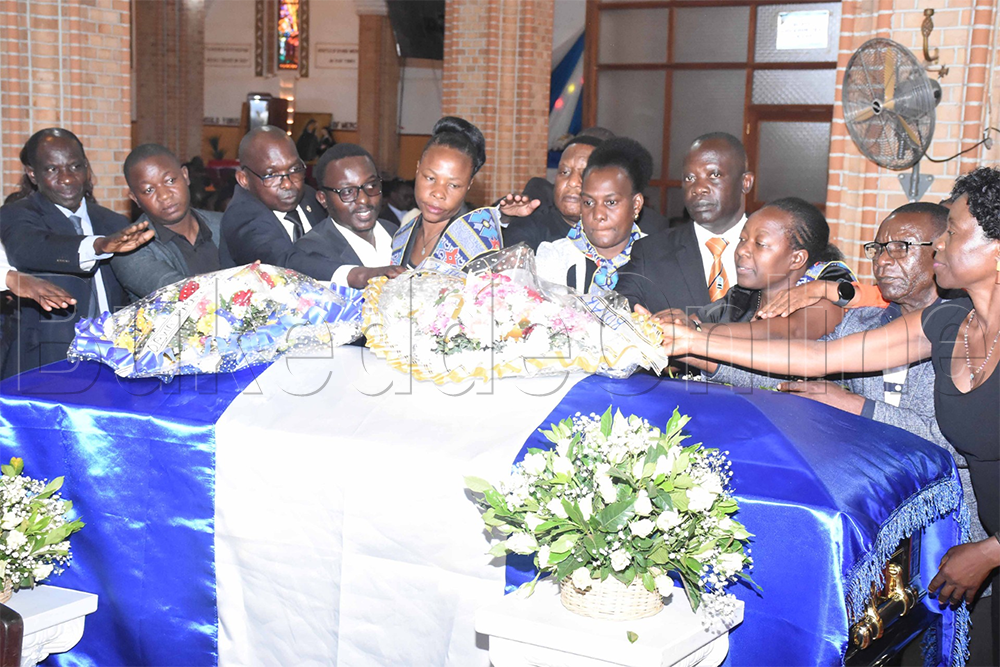 Abakungubazi nga bateeka ekimuli ku kkeesi y'omugenzi