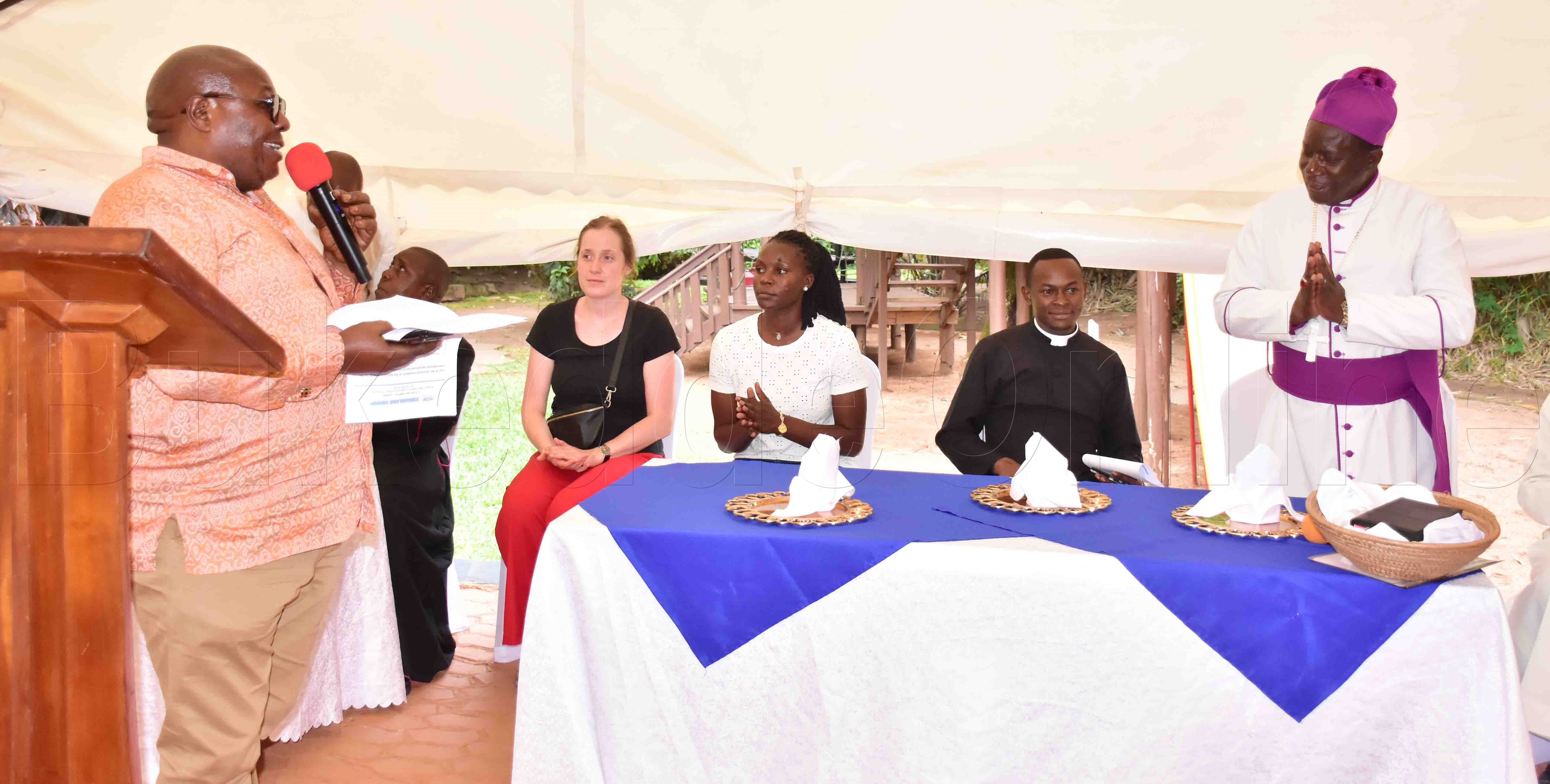 Abakwagala Group nga bali mu kusabira bannaabwe abaafa