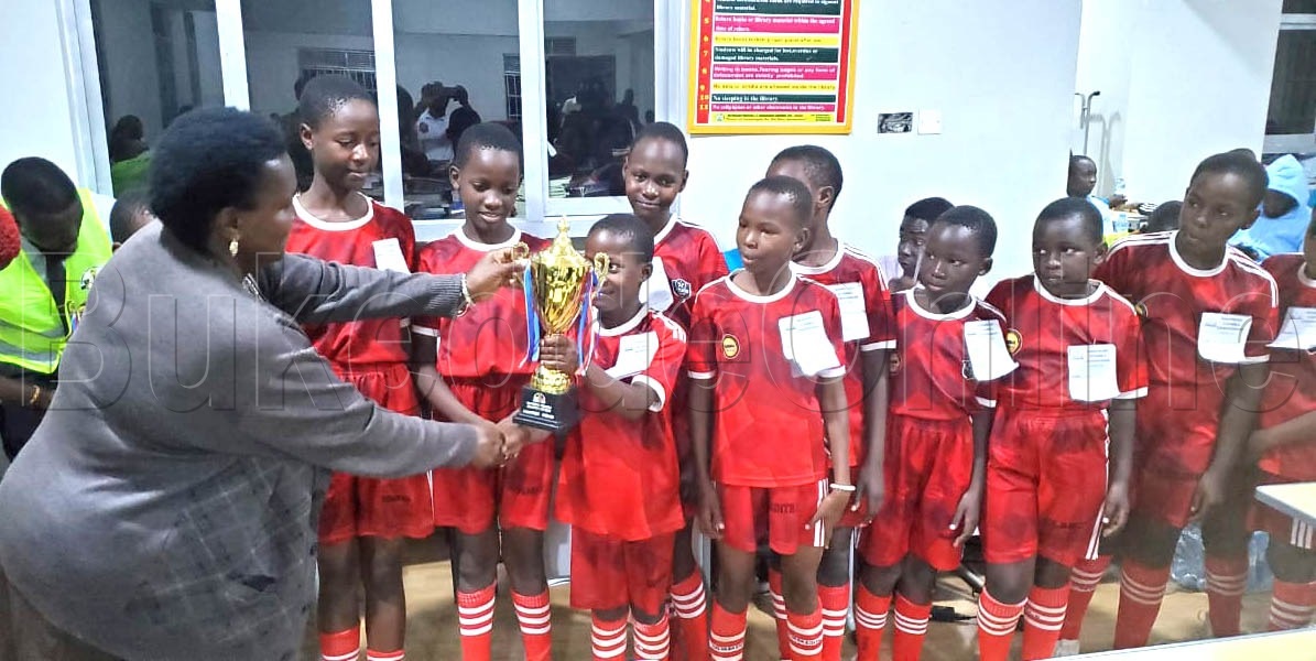 Amyuka Akulira essmomero lya Wampeewo Ntakke ss ng'akwasa team y'abawala abaasinze 