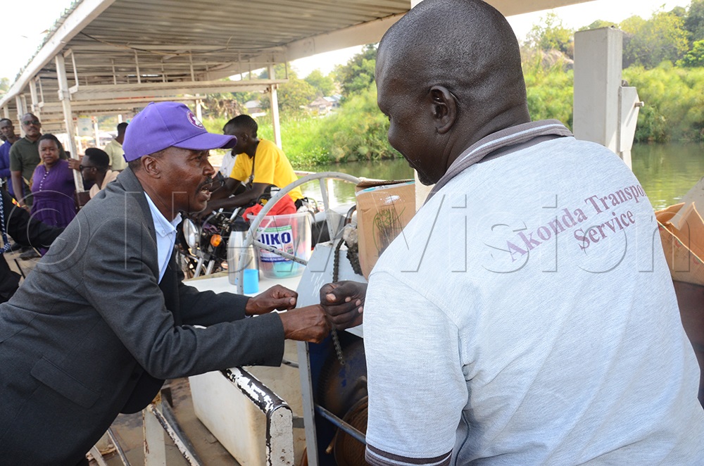 Muntu interacting with voters. (Credit: Isaac Nuwagaba)