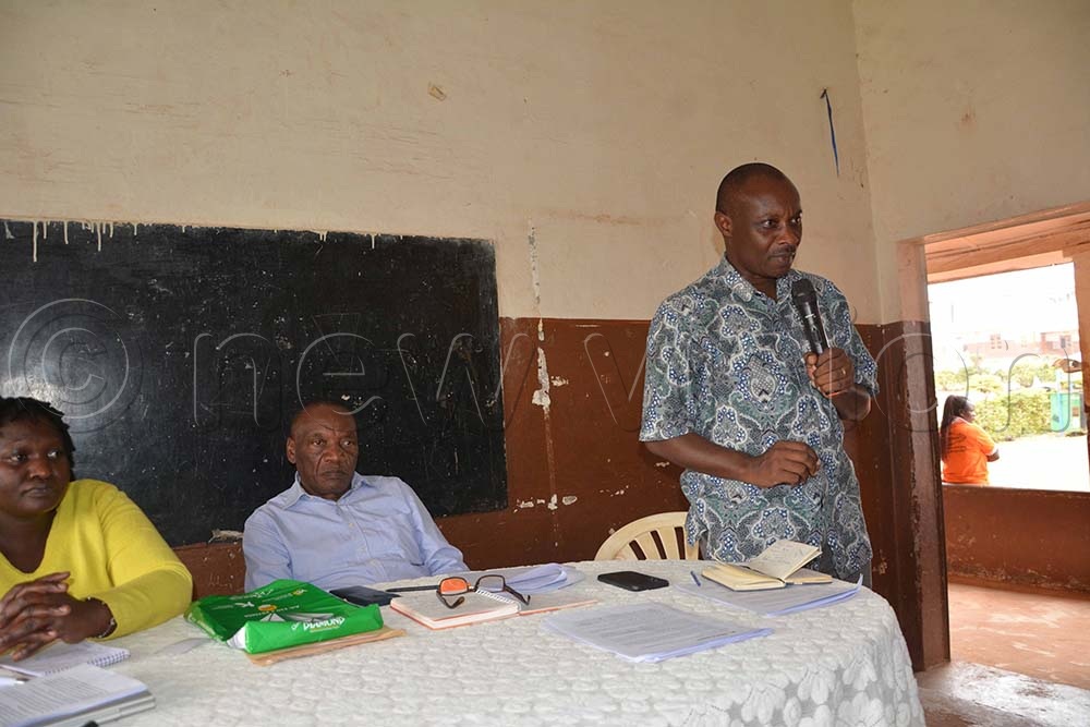 Bob Muzoola, chief executive officer of Masindi District Farmers Association Savings and Credit Cooperative Society Limited (MADFA SACCO), addressing members. (Credit: Peter Abaanabasazi)
