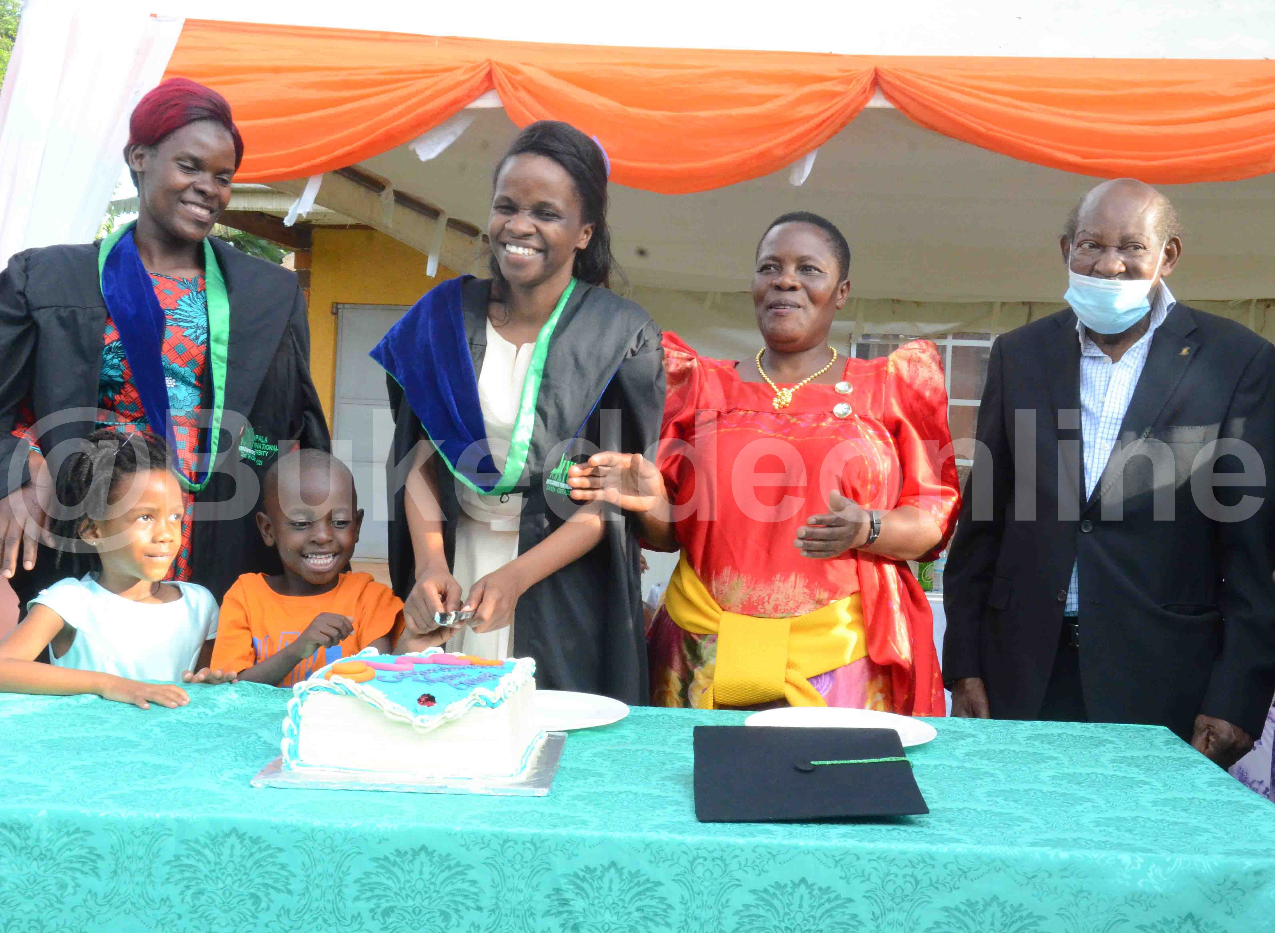 Maria Gorreti Nabbuto (owookubiri Ku Kkono) Ng'asala Kkeeki . Ku Ddyo Ye Robert Ssebunya Addiriddwa Muky. Resty Ssonko, Nnyina.