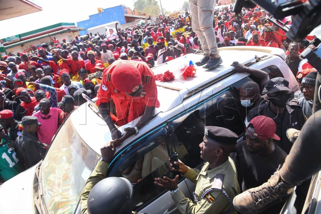 Kyagulanyi interacting with a police officer. (Credit: Ponsiano Nsimbi)