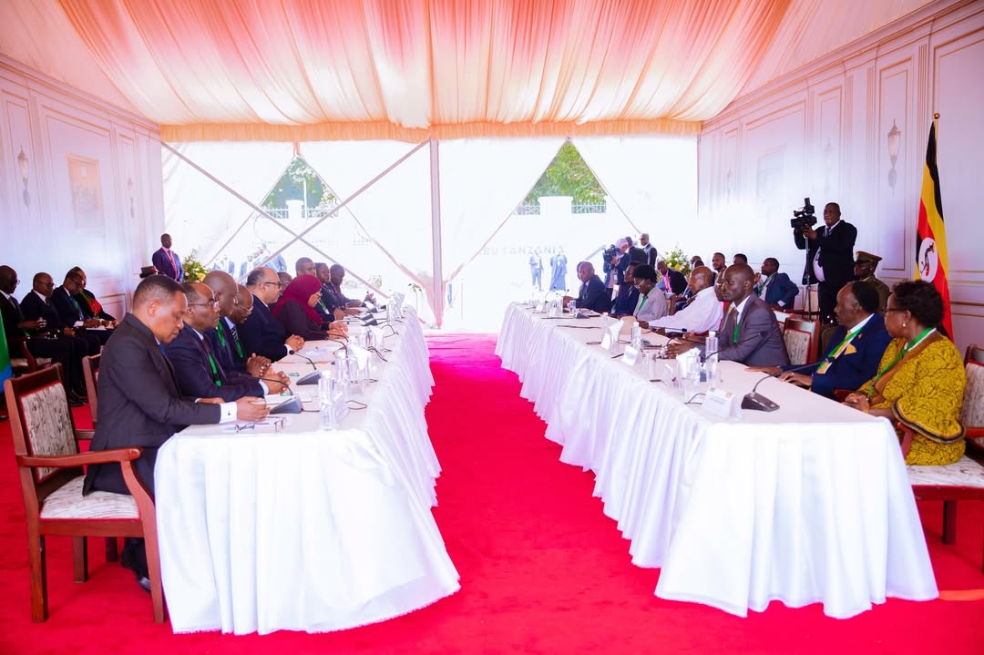 President Museveni ari omuri Tanzania kubuganaho President Suluhu...(PPU Photo)