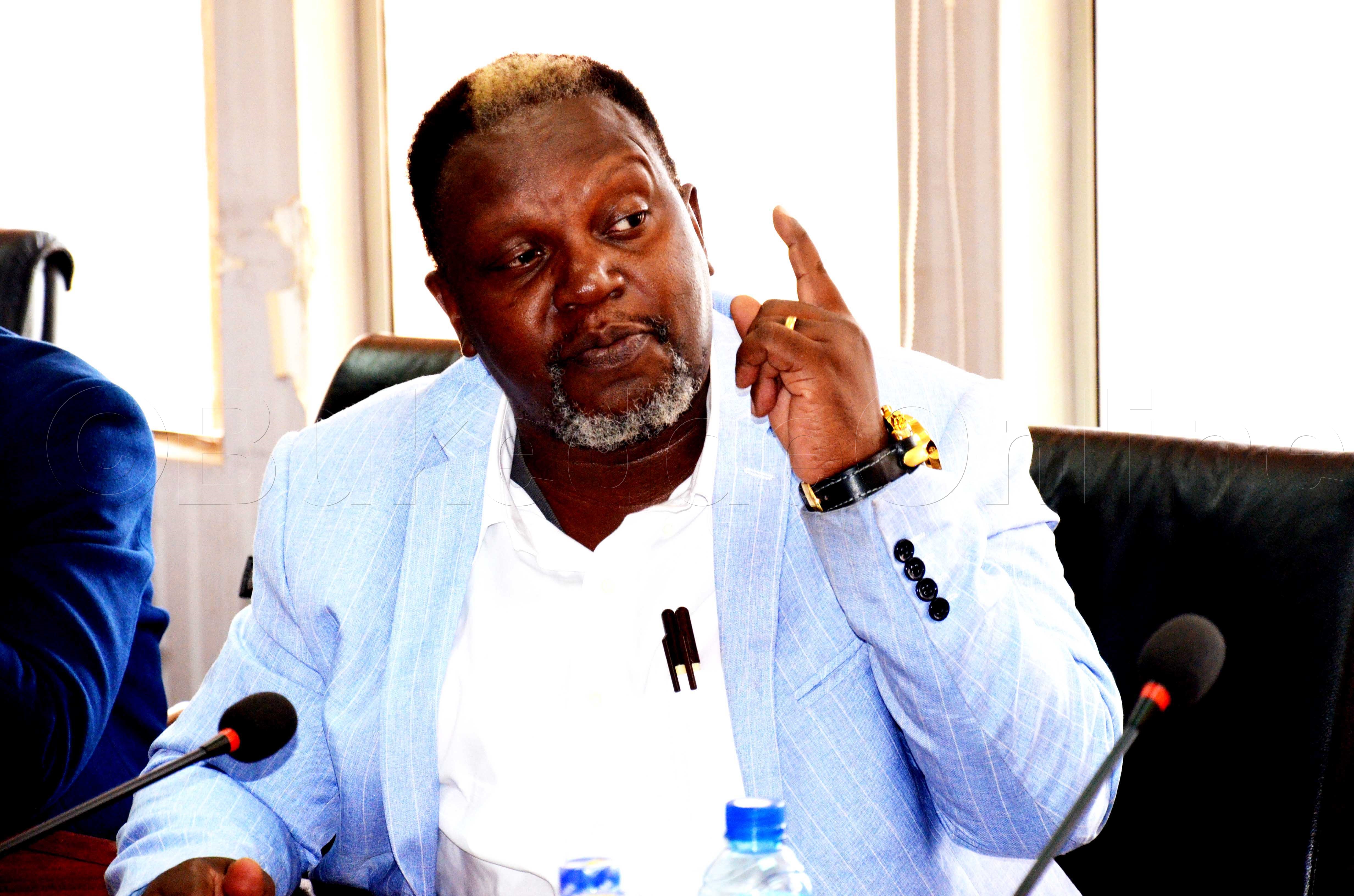 Omuyimbi Ragga Dee ng'annyonnyola.