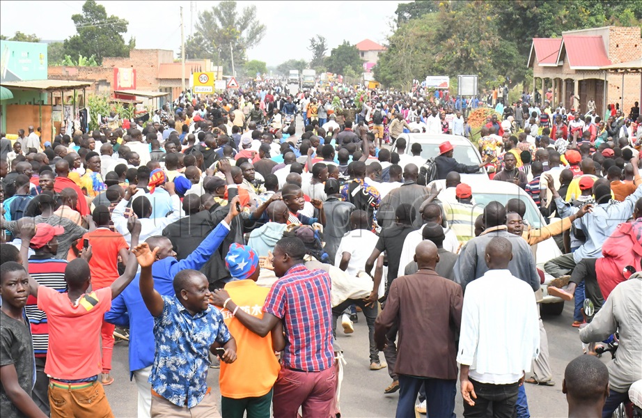 Nnamungi W'omuntu Eyeeyiye Mu Luguudo Wakati Olwa Mbale  Iganga Nga Bajaganya.