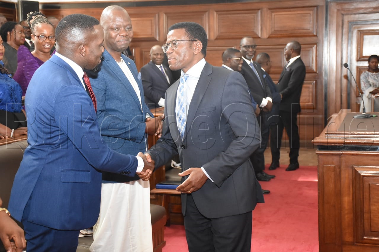 Katikkiro ng'abuuza ku bantu mu lukiiko lwa Buganda