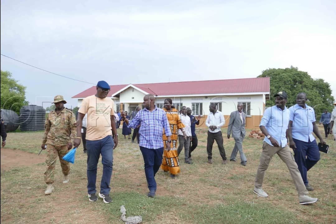 Minisita Balaam n'abakungu abalala nga balambula Panyimur Health Centre erina effumbiro eryawemmenta obukadde 350!