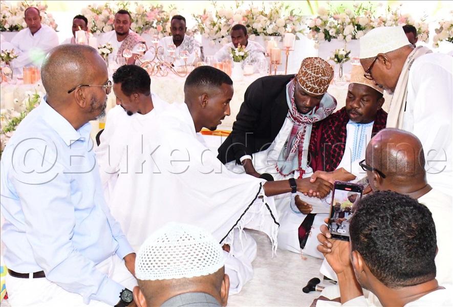 Osman Noor Ahmed (ku Kkono) Nga Yeetegerezza Engeri Gyebabadde Basiba Mutabani We Osman (wakati) Nikka Nga Omukolo Gwakoleddwa Kitaawe W'omuwala Sheikh Abdallah (ku Ddyo.