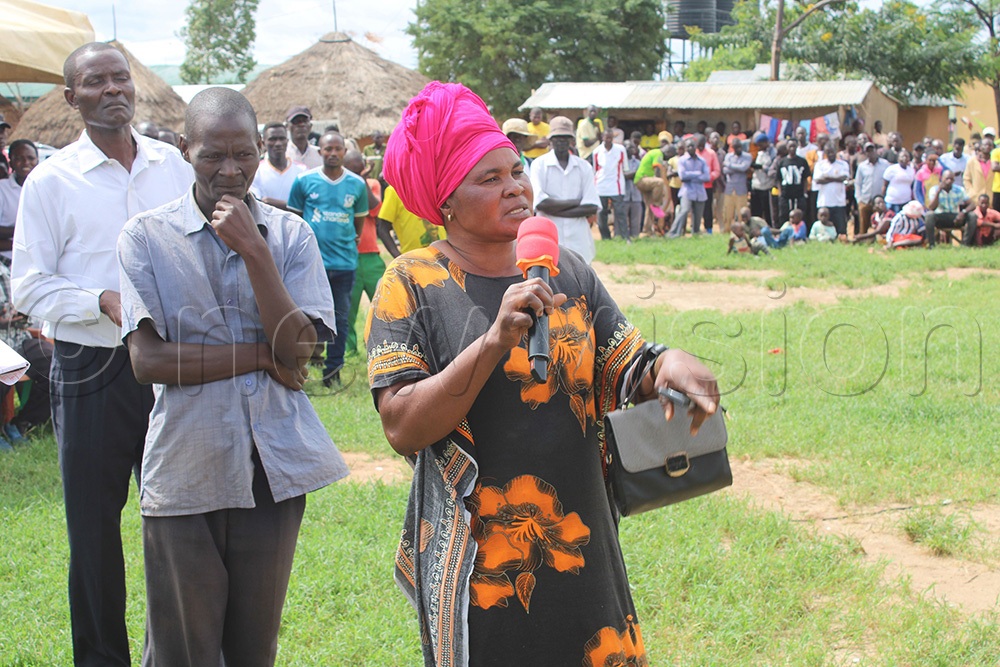 A fisherwoman shares her views during a community engagement meeting with the Uganda People&rsquo;s Defence Forces at Budhuma Landing site, Namayingo. (Photo by Betty Angatai)
