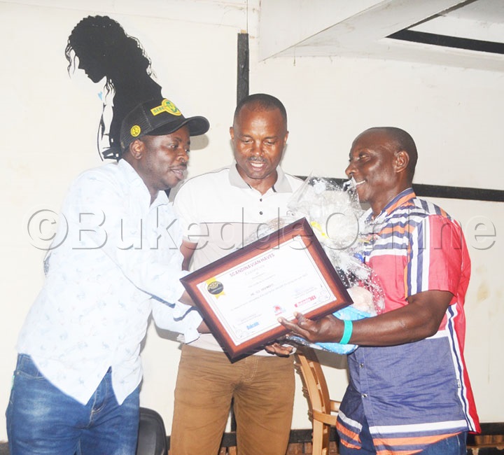 Gs.kigobero Owa Bukedde Fa Ma Ng'akwasibwa Ebirabo Okuva Ewa Maneja Wa Bukedde, Herbert Yawe Kabanda.