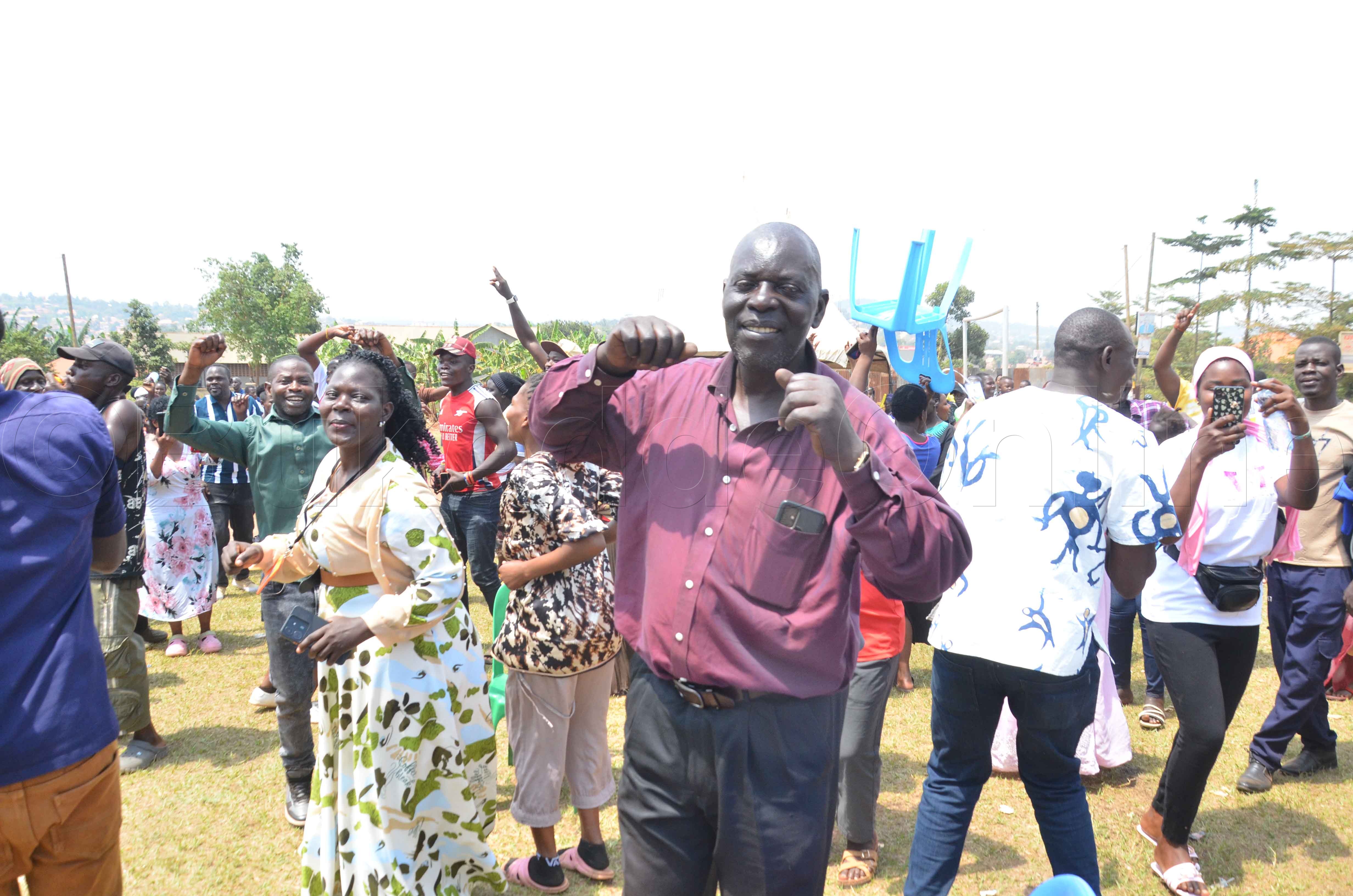 Bano nga bajaganya e Kavumba olwa ssentebe waabwe okuwangula