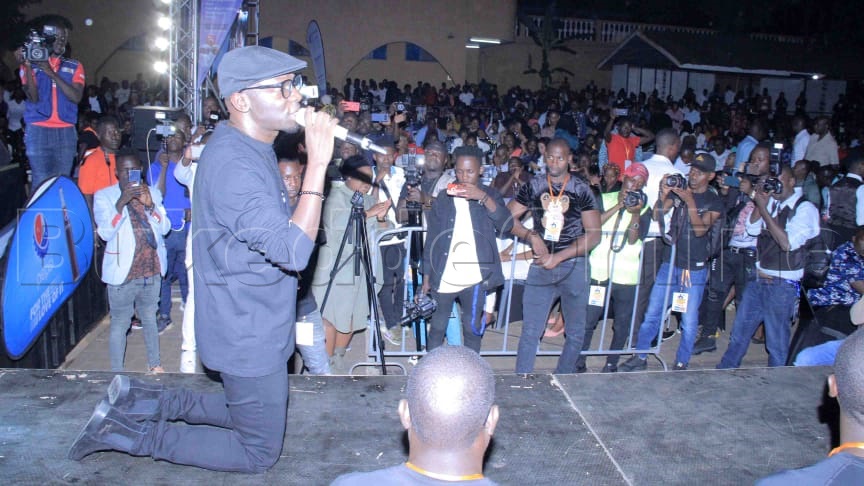 Paasita Bugembe nga yeebaza abantu abeeyiye mu kivvulu kye