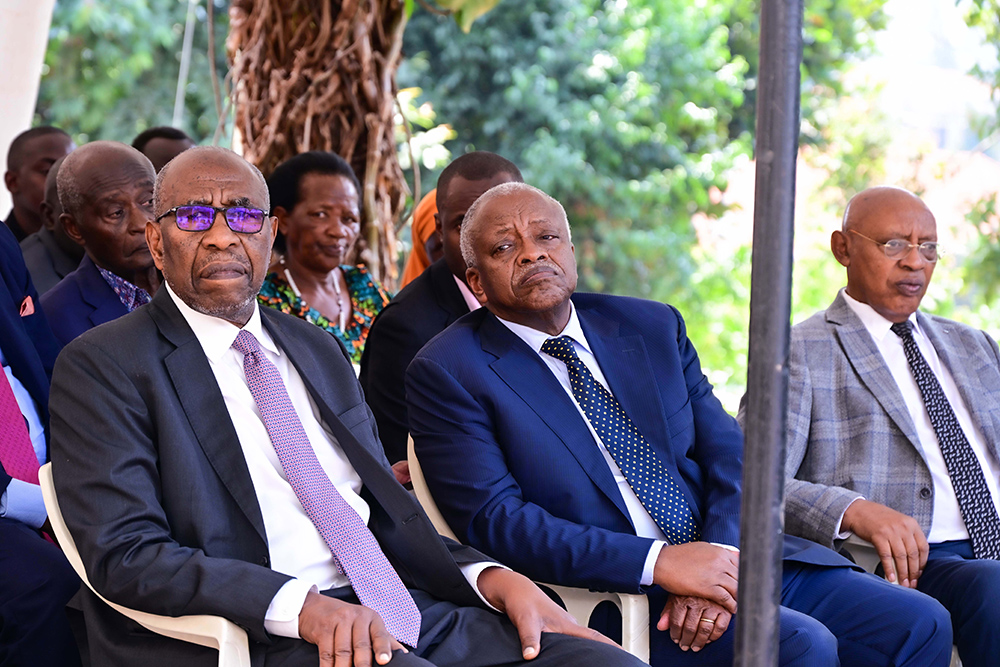 Former Prime Ministers Ruhakana Rugunda (L) and Amama Mbabazi (C) at the late Justice George Kanyeihamba's home in Buziga, Kampala. (PPU Photo)