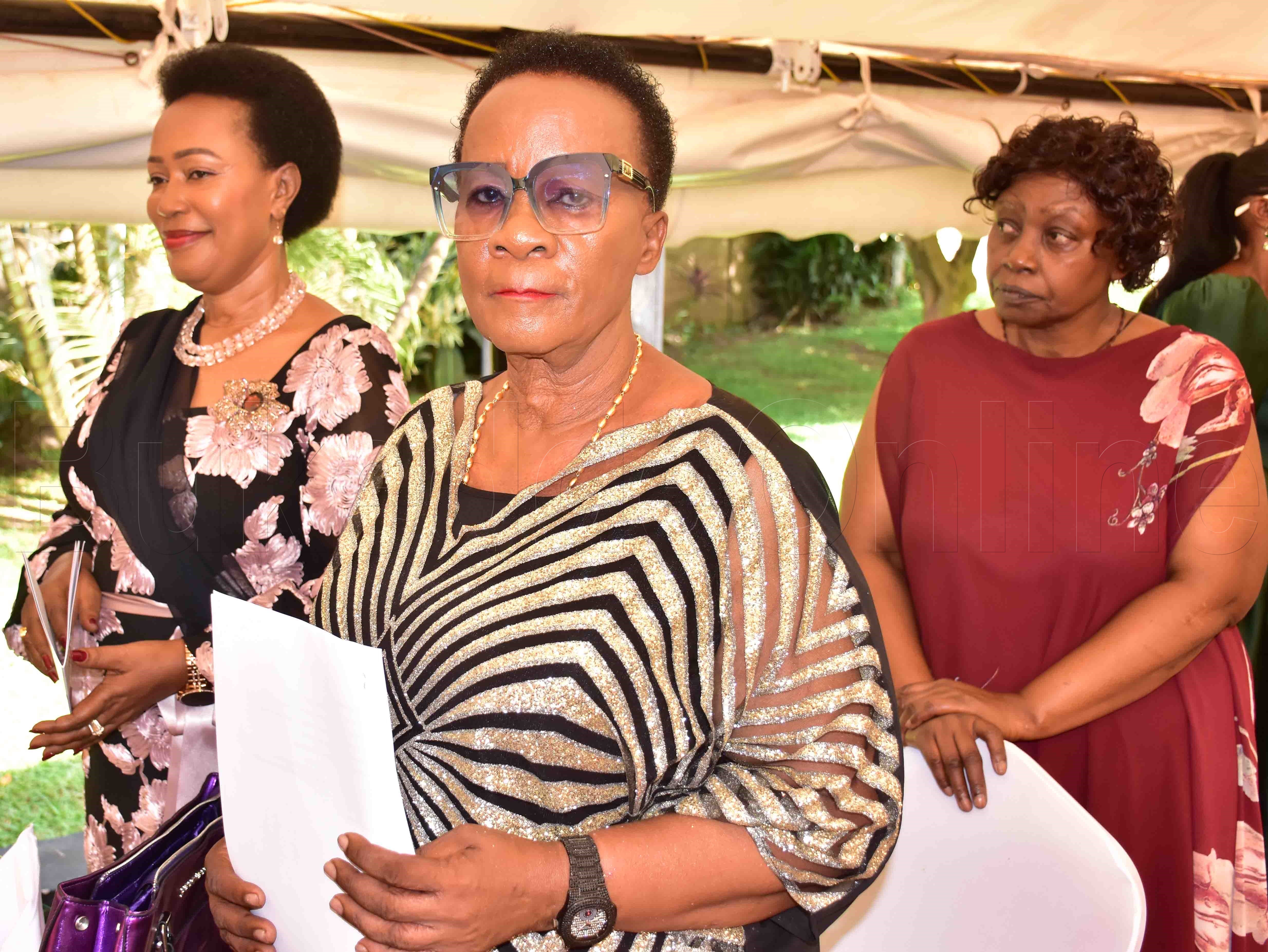 Nabbaale omu ku bammemba ba kwagalana Group ne banne nga bali mu kusaba