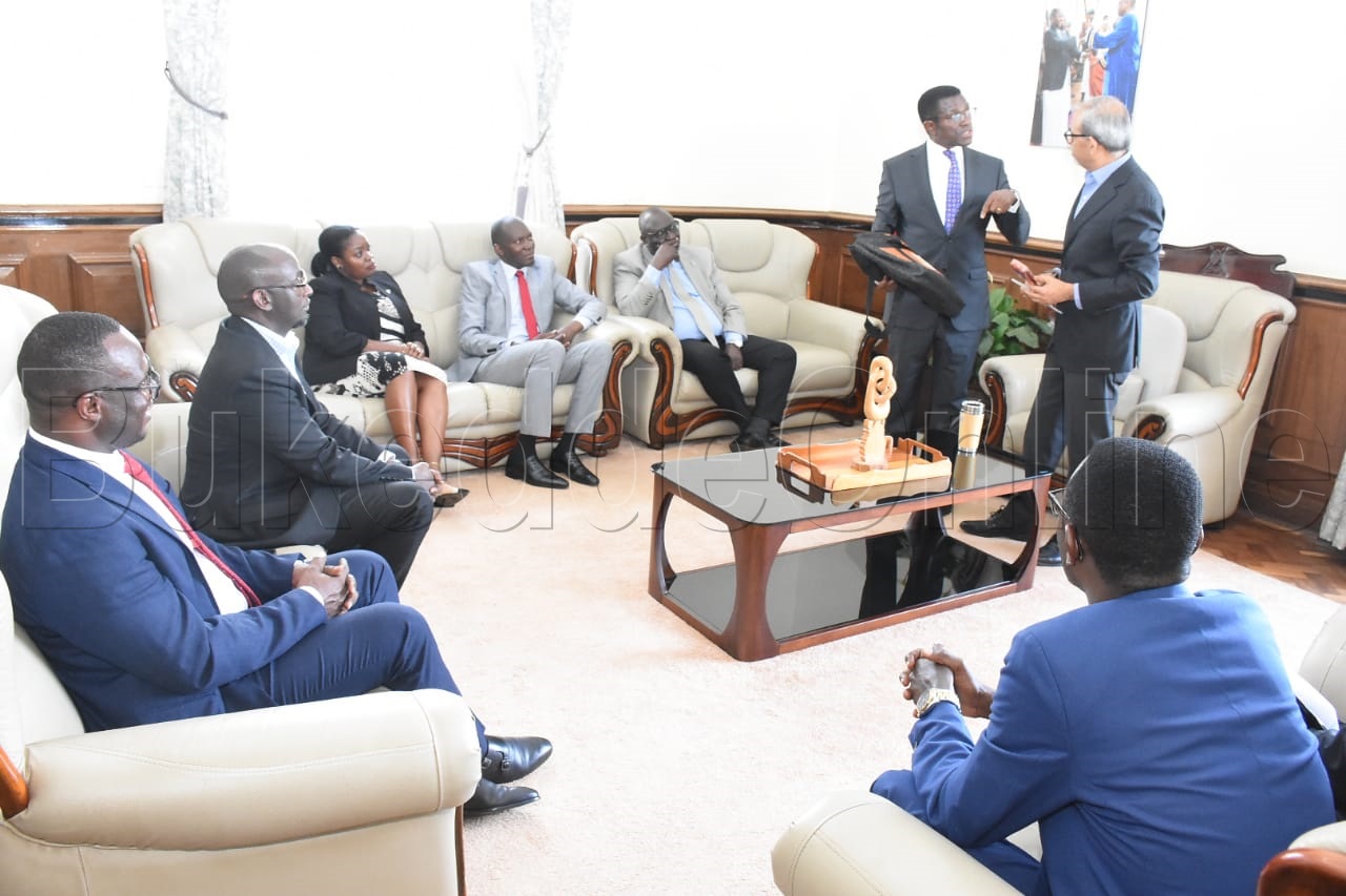 Katikkiro Mayiga ne Sunil mu ofiisi ye