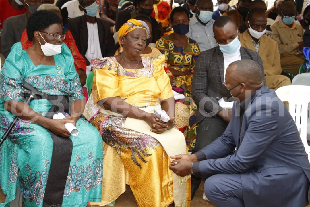 Omubaka Haruna Kasolo Ng'abuuza Ku Maama W'omugenzi Mbaziira.