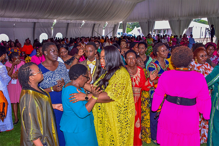 Akulira amawulire mu Vision Grp Mukyala Barbra kaija ng'ali mu kusaba