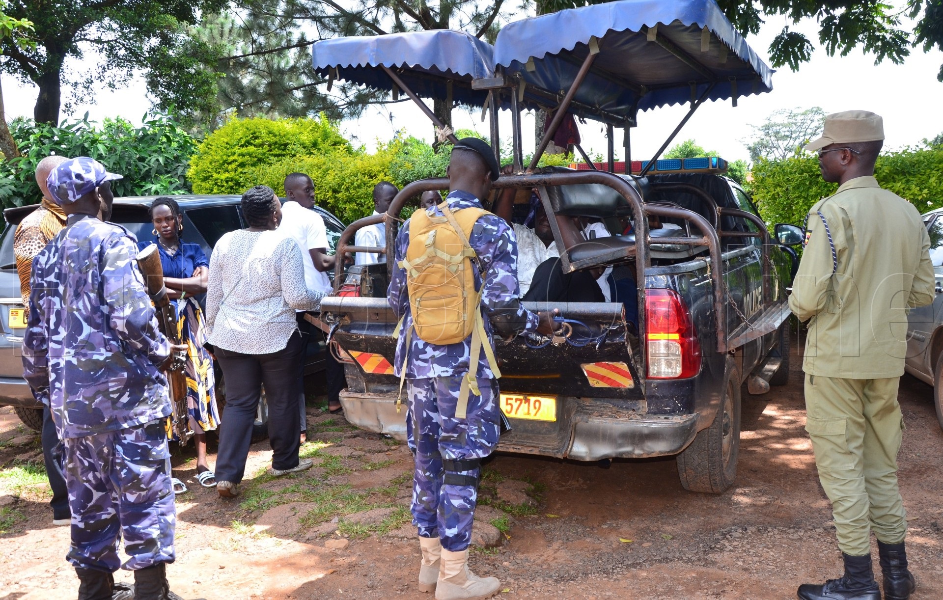 Abakwate nga bateekebwa ku bangali ya poliisi
