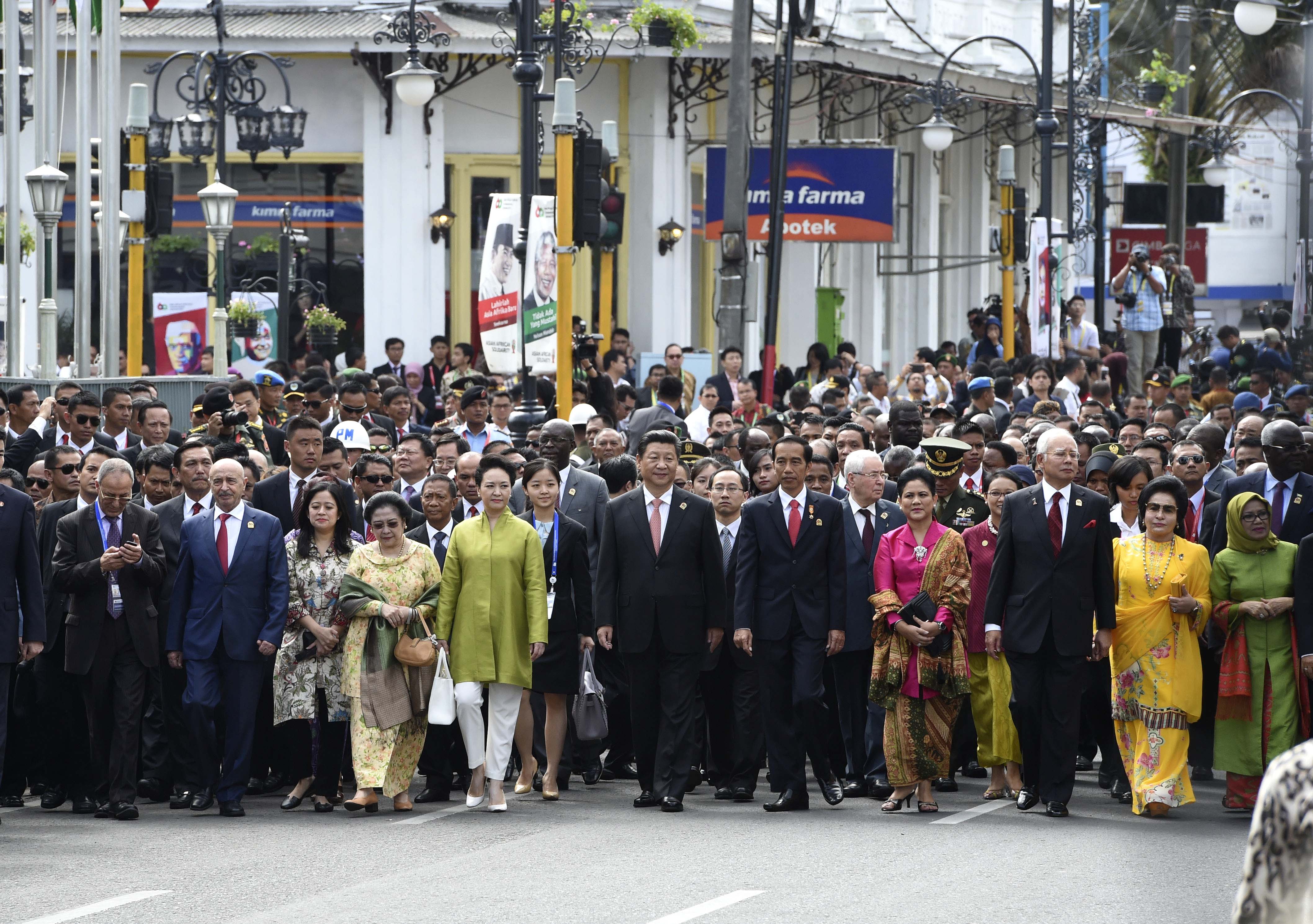 Chinese President Xi Jinping, his wife, Peng Liyuan, Indonesian Joko Widodo and his wife, Iriana, take part in a highly symbolic stroll with other Asian and African leaders to commemorate the historic 1955 Bandung Conference in Bandung, Indonesia, April 24, 2015. (Xinhua/Li Xueren)