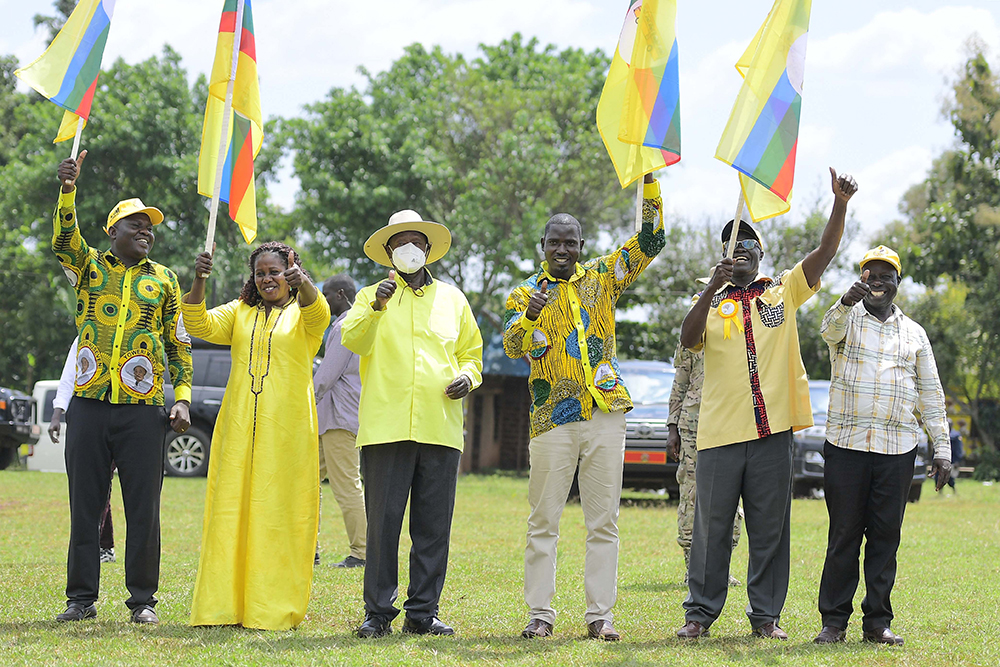 President Museveni joined for a group photo by NRM flagbearers. (PPU)