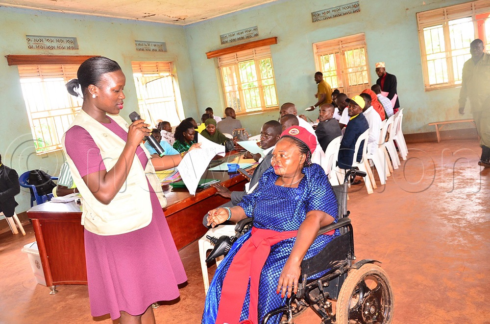 Nasasira declaring Adrine Anna Tibamwenda, as a direct woman councilor for Wanyange ward in Jinja city northern division. (Photo by Jackie Nambogga)