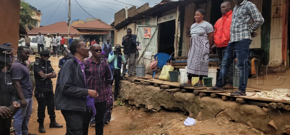 Mugisha Muntu ng'ali mu kisenyi